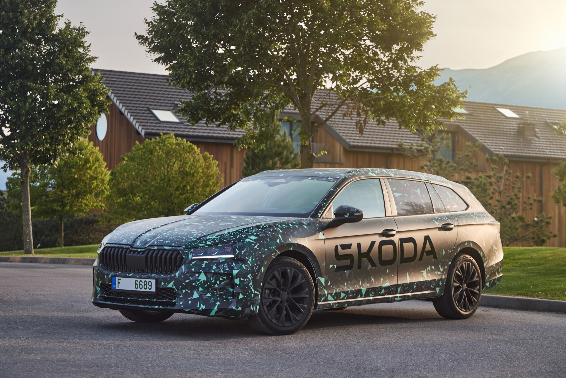 Škoda Superb czwartej generacji: jeszcze bardziej komfortowa z nowym napędem hybrydowym